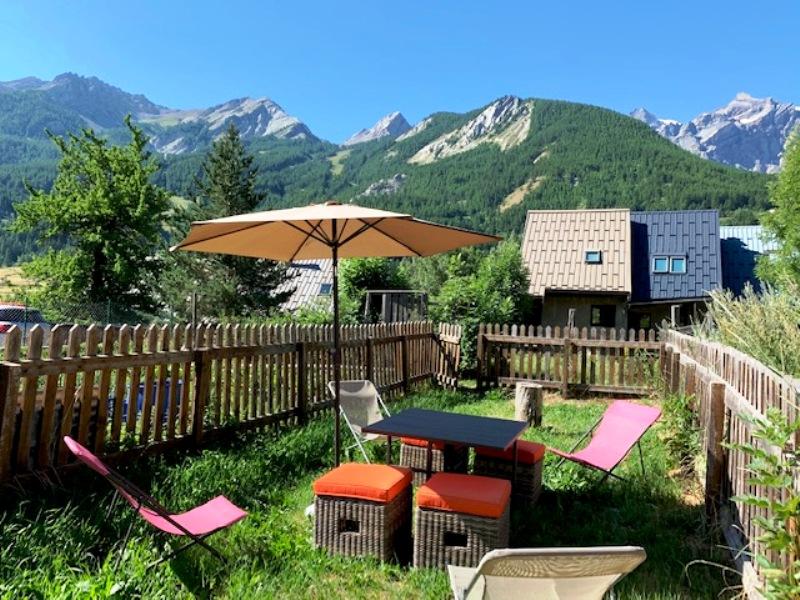 Jardin privatif, à 50 m de la maison avec table et chaises, transats, parasol et une vue magnifique sur le glacier.
Seulement l'été