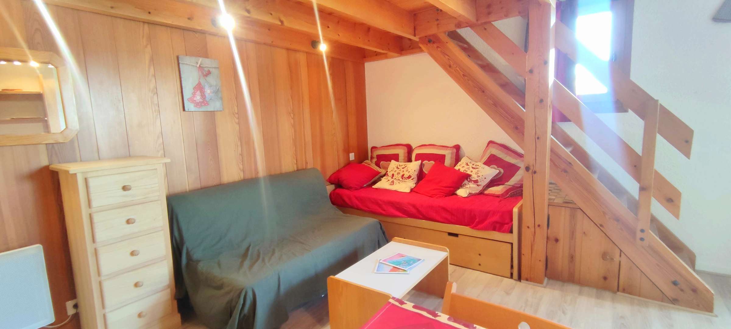 2 pieces mezzanine au calme du hameau