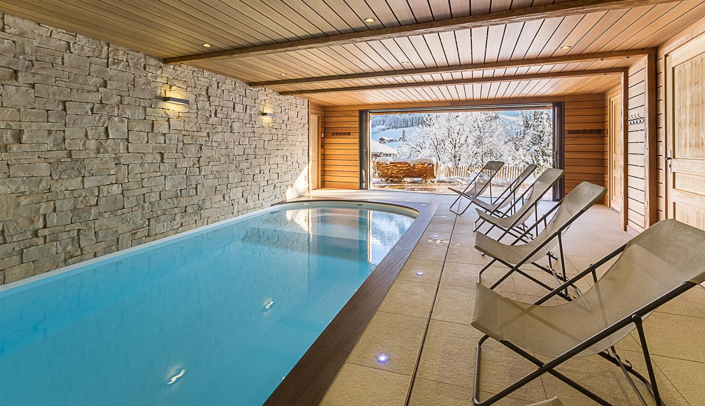 CHALET DE PRESTIGE piscine intérieure privée (label 5 diamants de l’OT des Saisies) Ascenseur Prestations exceptionnelles. Hauteluce - Les Saisies - Les Contamines Montjoie. charme montagnard. Capacité : 10 à 12 personnes.