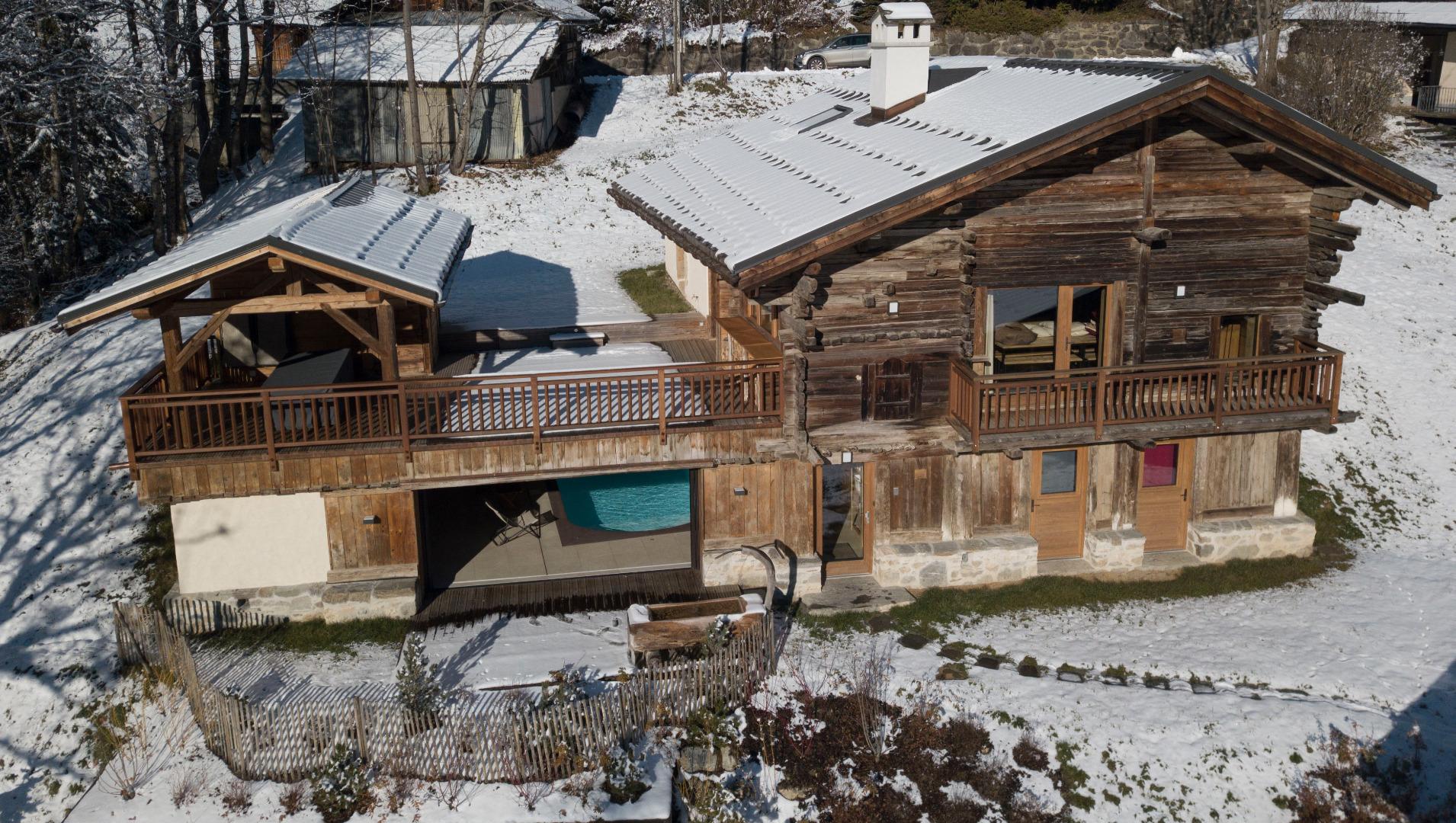 CHALET DE PRESTIGE piscine intérieure privée (label 5 diamants de l’OT des Saisies) Ascenseur Prestations exceptionnelles. Hauteluce - Les Saisies - Les Contamines Montjoie. charme montagnard. Capacité : 10 à 12 personnes.