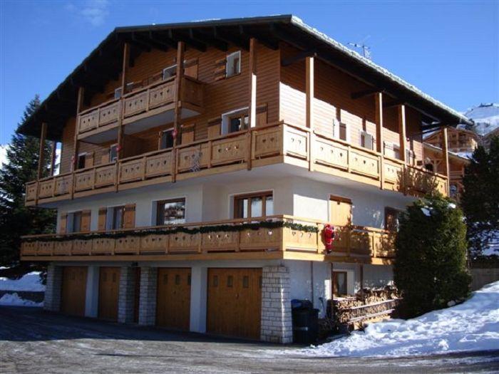 chalet de 3 appartements :  un 3 pièces 60m² 4 personnes ,4 étoiles , lits fait ,linge de toilettes fournis
 100m des pistes de ski , jardin des neiges,cours ESF, garderie , arrêt ski-bus .
entre 200/900m de tout les commerces 
