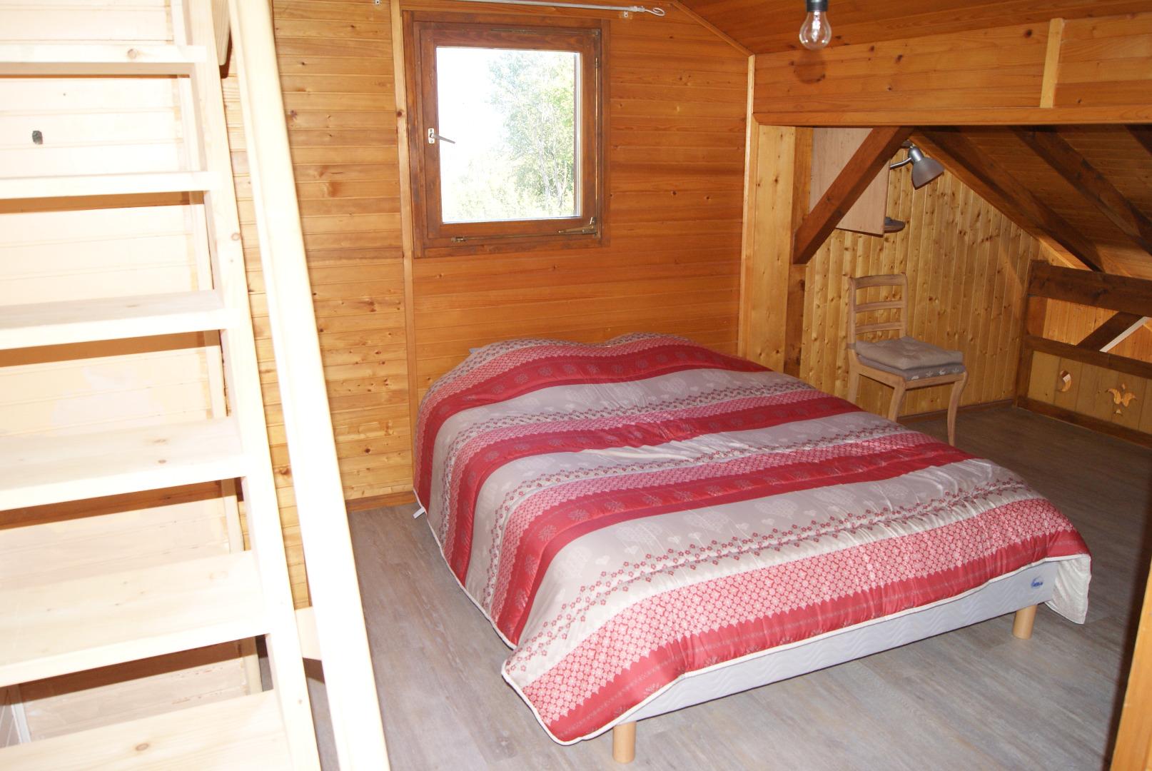 Chambre avec un lit de 160 et un lit de 920 (absent sur la photo)
Chambre légèrement ouverte sur le salon (sans aucun vis à vis)