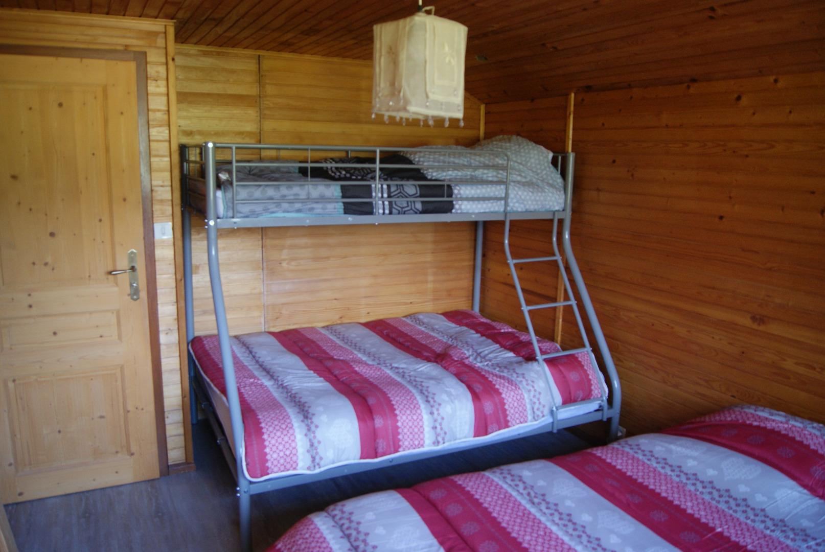 Chambre avec un lit de 160 et un lit superposé (140 en bas et 90 en haut)