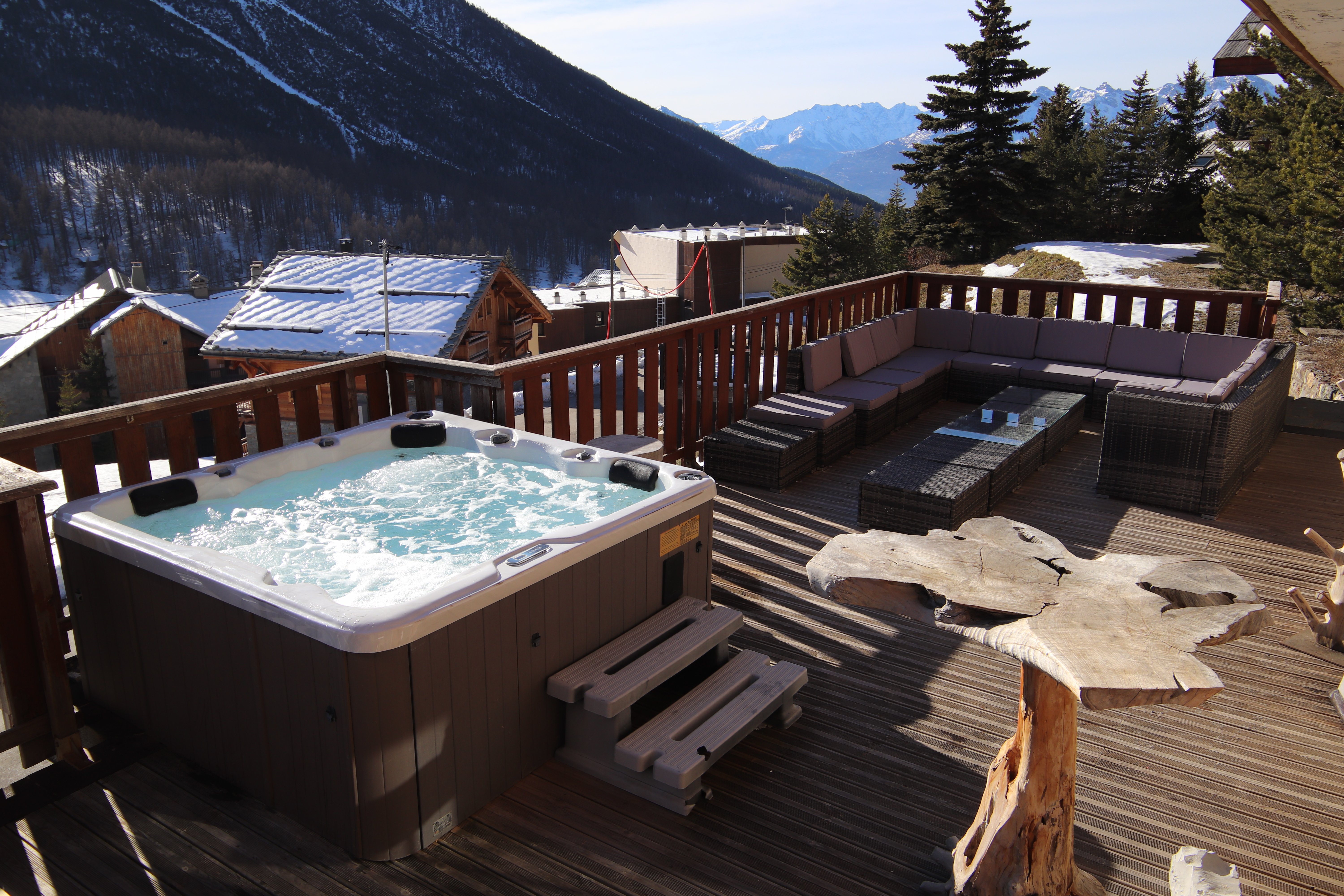 CHALET 16/18 PERSONNES VUE PISTES ET MONTAGNE JACUZZI SAUNA SALLE DE CINEMA BILLARD ET BABYFOOT