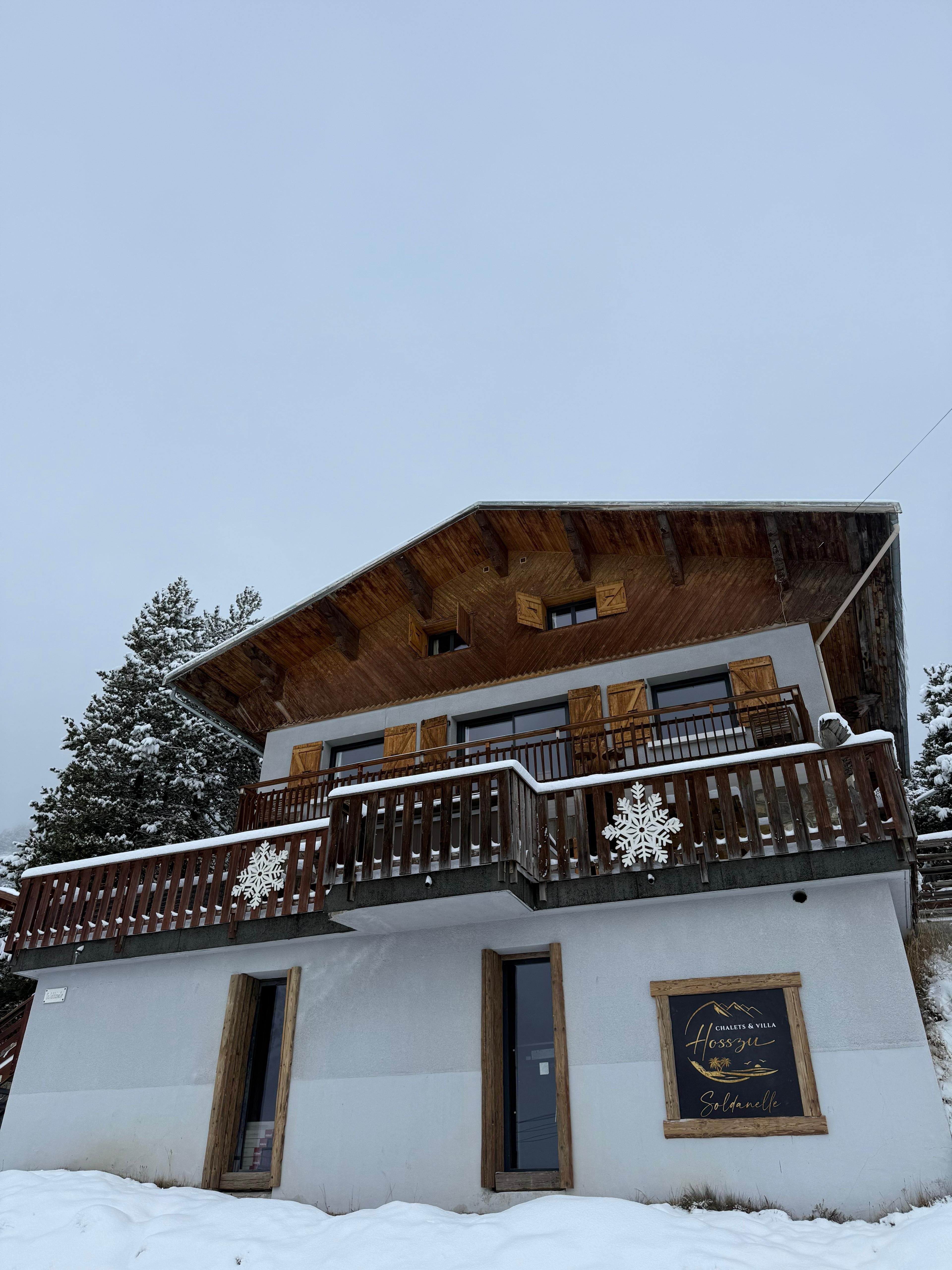CHALET 16/18 PERSONNES VUE PISTES ET MONTAGNE JACUZZI SAUNA SALLE DE CINEMA BILLARD ET BABYFOOT