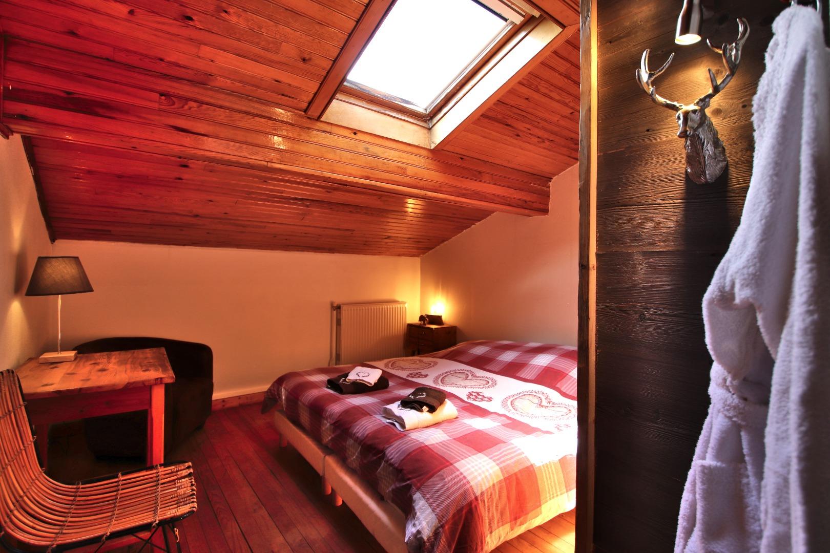 Au 2ème étage Chambre 7 meublée de 2 lits jumeaux qui peuvent former un grand lit ou que l'on peut séparer