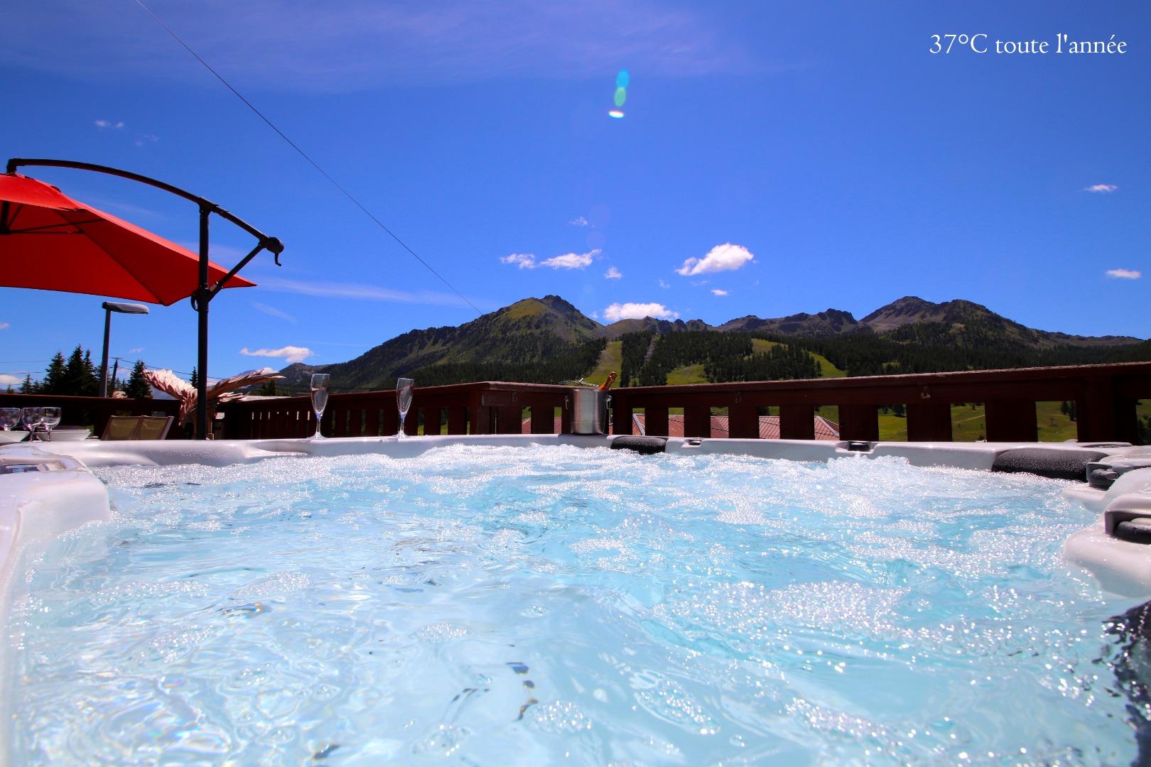 Avez-vous déjà songé à passer vos vacances estivales à la montagne ? Venez profiter du jacuzzi extérieur 5 places chauffé toute l'année à 37 °