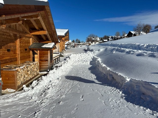 DANS HAMEAU CALME  SKIS AUX PIEDS
