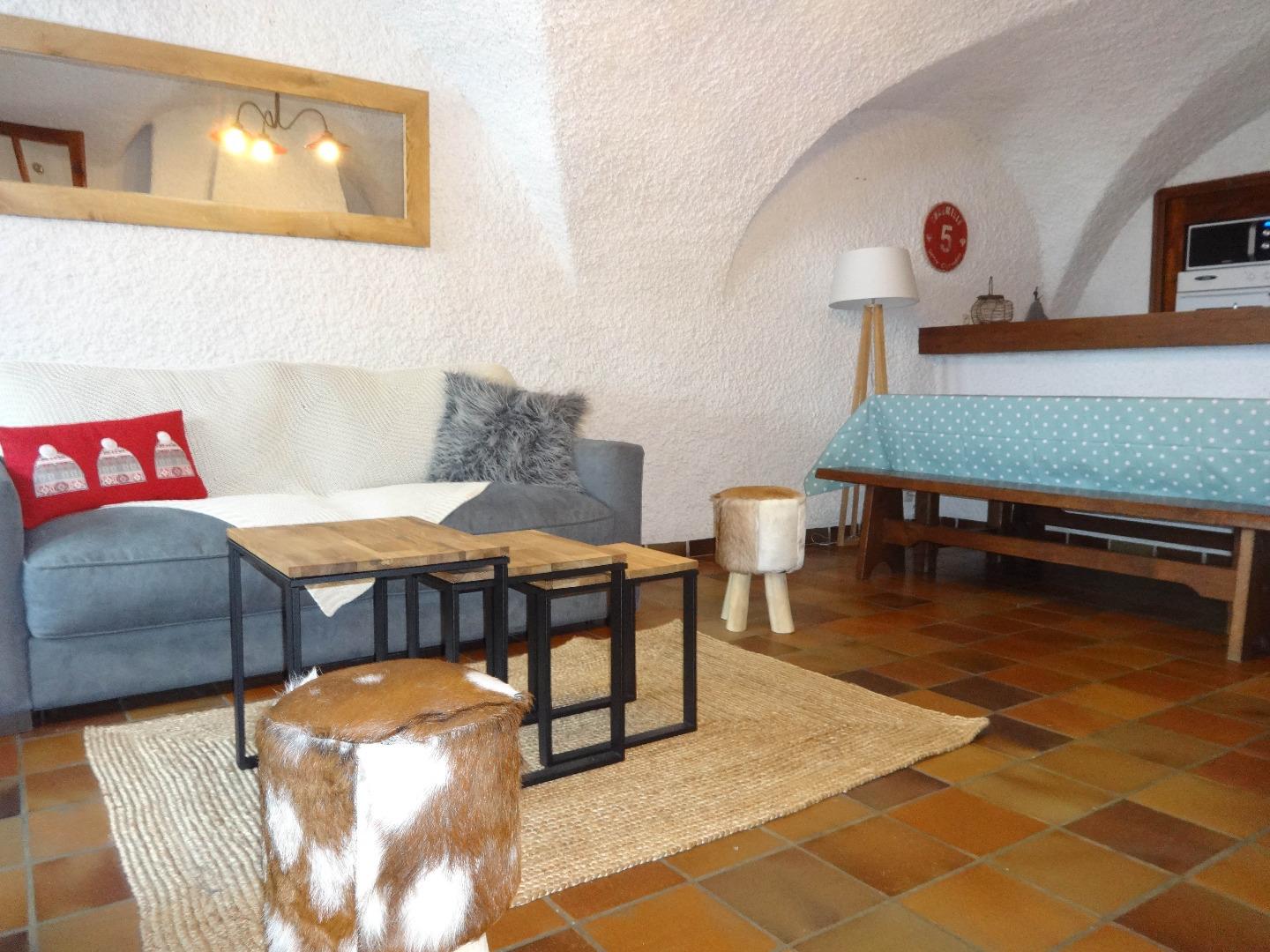 Ref. compain - superbe appartement en maison de pays rénovée avec grande terrasse !